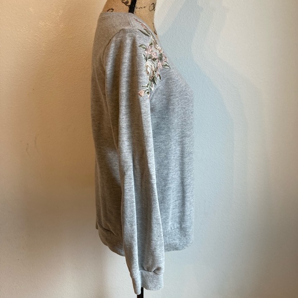gray sweater with embroidered flowers - Picture 4 of 6
